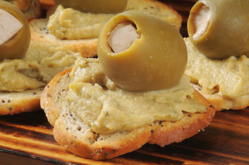 Canvas Print - Hummus and Greek olives on bagel toasts