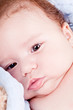 kleines süßes baby portrait kleinkind neugeboren