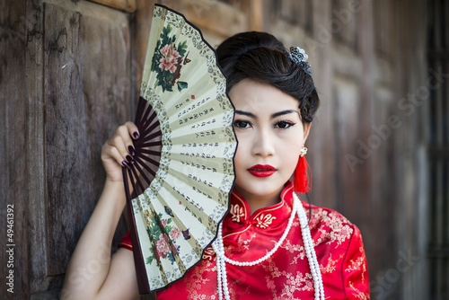 Naklejka na kafelki Chinese girl in traditional Chinese cheongsam blessing