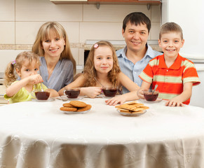 Poster - Happy family drinks tea