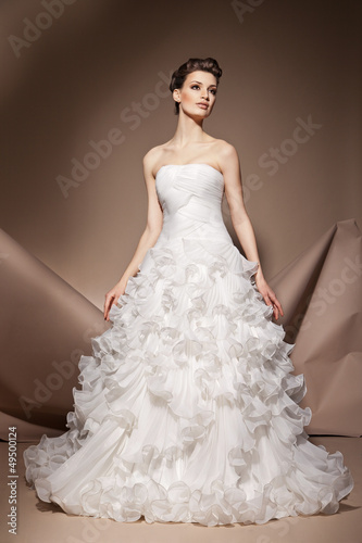 Foto The beautiful young woman in a wedding dress