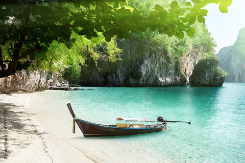 Foto-PVC Boden - boat on beach of island in Krabi Province, Thailand (von Iakov Kalinin)