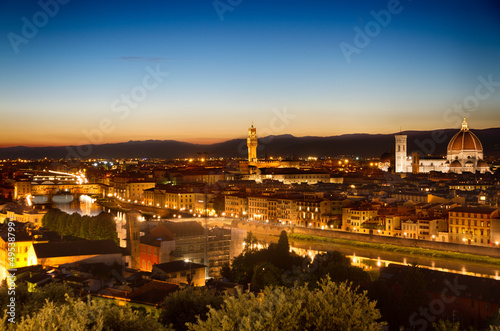 florencja-rzeka-arno-i-ponte-vecchio-o-swicie-to