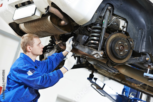 Fotografía auto mechanic at car suspension repair work