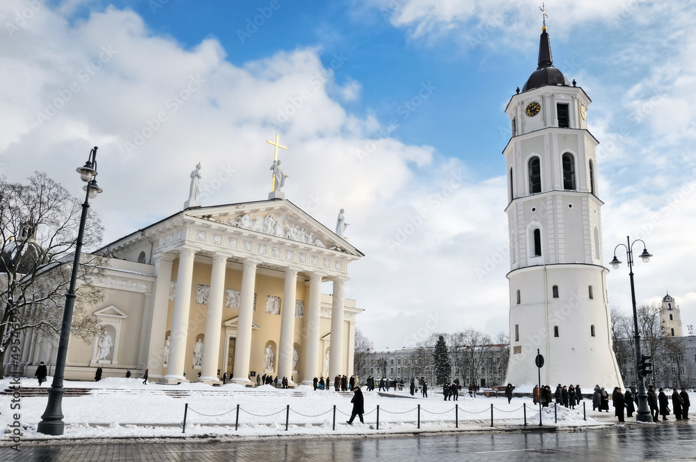 Obraz na płótnie Vilnius cathedral and belfry in winter w salonie