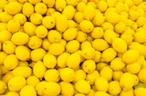 Fototapeta Perspektywa 3d - Colorful Display Of Lemons In A Market