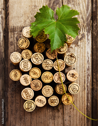 Naklejka - mata magnetyczna na lodówkę Dated wine bottle corks on the wooden background