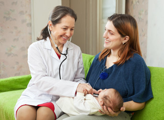 Wall Mural -  pediatrician  examining newborn baby