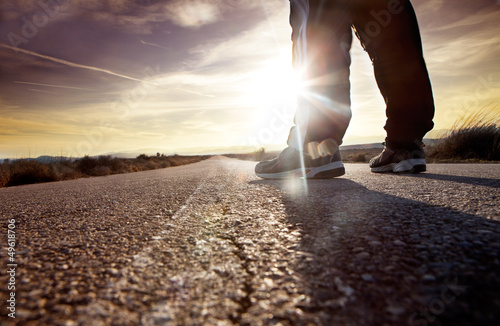 Cuadros en Lienzo hombre en la carretera y puesta de sol