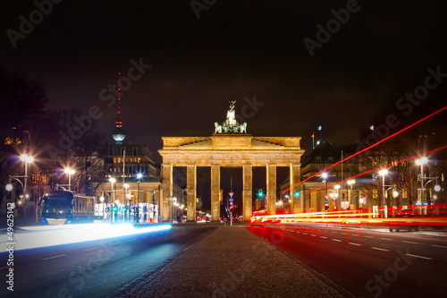 brama-brandenburska-i-ulica-z-17-czerwca-w-nocy-berlin
