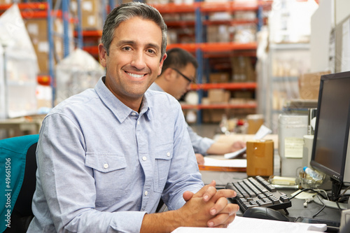 Fotografía Businessman Working At Desk In Warehouse