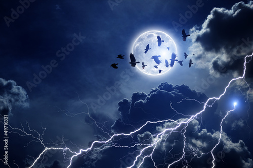 Obraz księżyc  burzowe-niebo-stado-krukow-i-ksiezyc