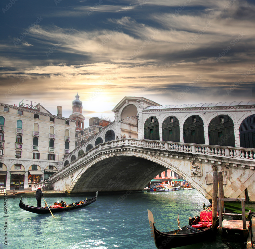 Venice with Rialto bridge in Italy - obrazy, fototapety, plakaty 