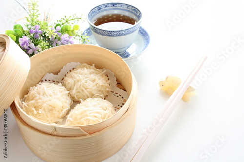 Fotografía chinese cuisine, Shumai in bamboo steamer for yam cha image
