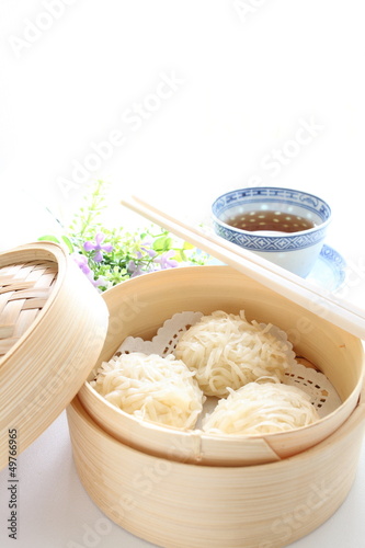Fotografía chinese cuisine, Shumai in bamboo steamer for yam cha image