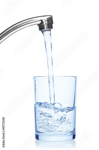 Fotografía Glass filled with drinking water from tap.
