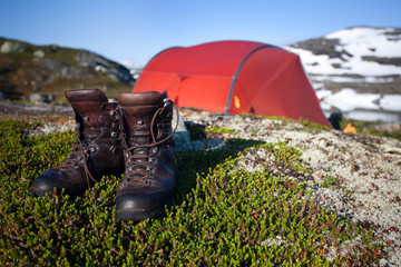 Wall Mural - alte wanderschuhe vor einem trekkingzelt