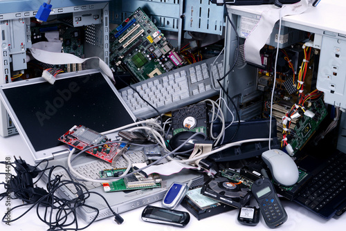 Photographie Rohstoff Elektroschrott: Alte Computer und Handys