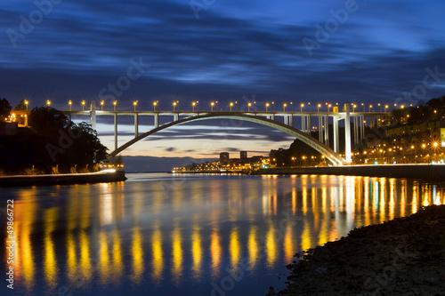 oswietlony-most-ponte-da-arrabida-w-portugalii