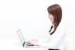 © blanche - パソコンを使う女性