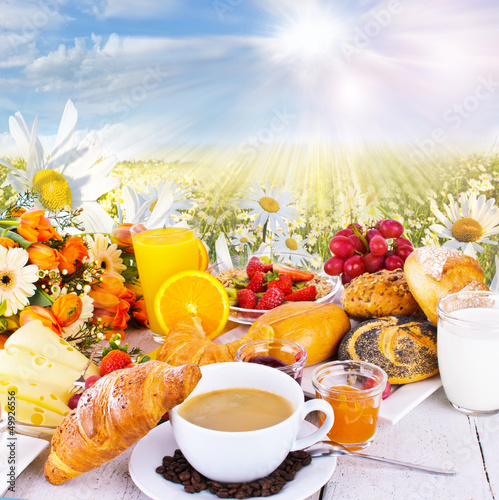 Naklejka na szybę Guten Morgen: Vielfältiges Frühstück im Freien