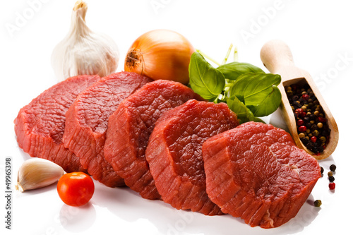 Fotografia Raw beef and vegetables on white background