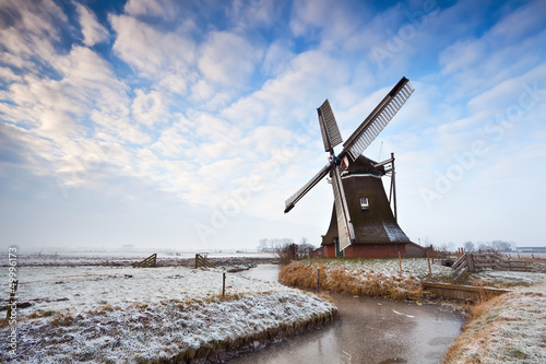 Naklejka na drzwi Dutch windmill and cloudscape