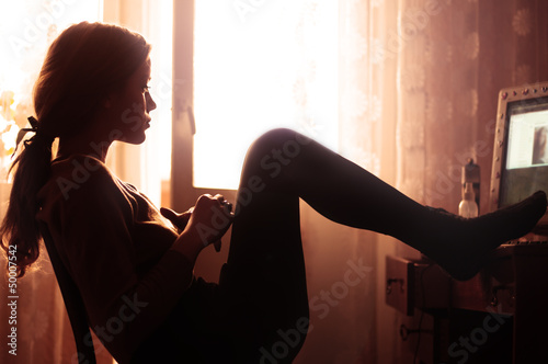 bedruckte Baumwollstoffe - Profile of beautiful girl sitting in the room in the morning (von VectorART)
