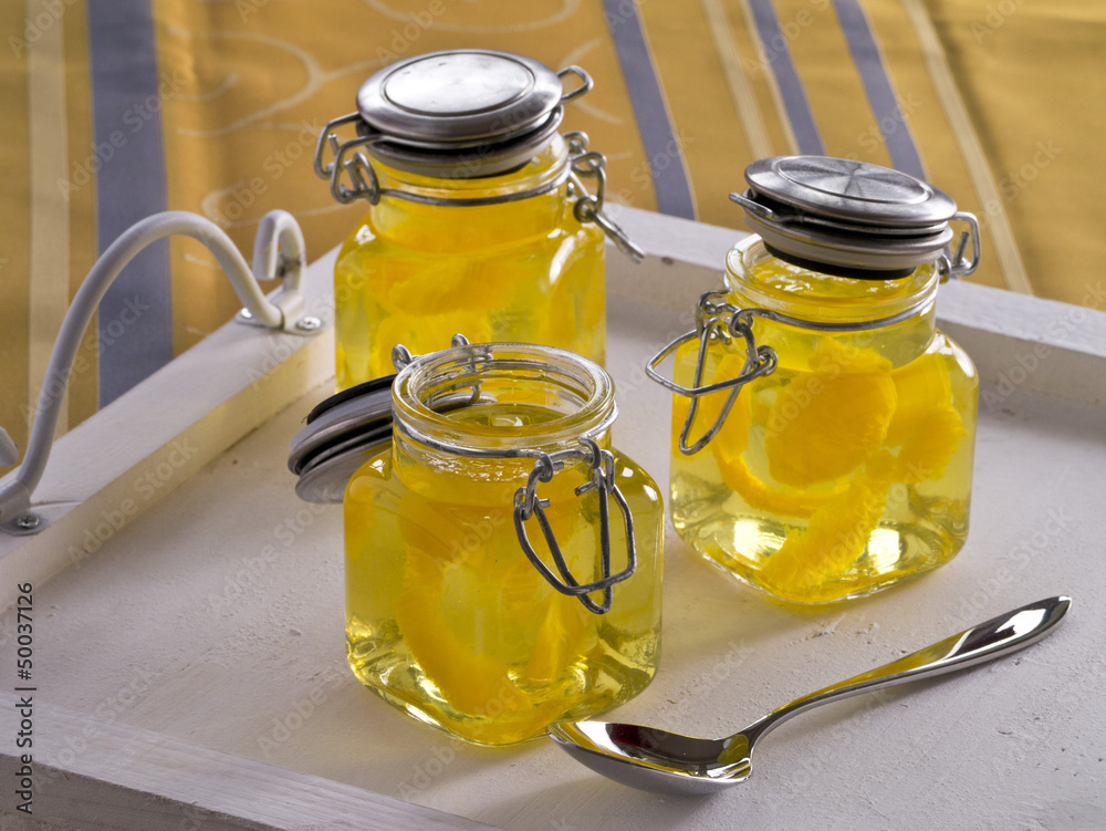 Stock-Foto „Gelbe Götterspeise mit Orangenfilets“ | Adobe Stock