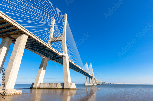 Fotografía Modern bridge fragment: Vasco da Gama Bridge, Lisbon
