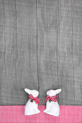Fototapete - Hasenhochzeit - Shabby Holz Hintergrund mit Osterhasen