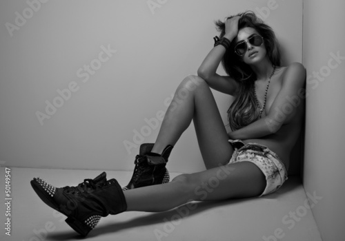 Foto-Kissen - black and white photo of sexy woman with sunglasses (von kiuikson)