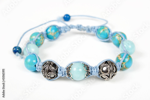 Fotografía Popular Buddhist bracelet shamballa on a white background.