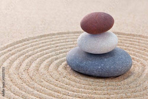 Photo Three pebble stack zen garden