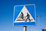 Fototapeta  - Znak drogowu - Przejście dla pieszych i rowerzystów