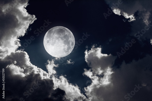 Obraz księżyc  nocne-niebo-z-ksiezycem-i-chmurami