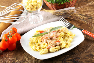 Wall Mural - Tortellini with tomato, ham and cream