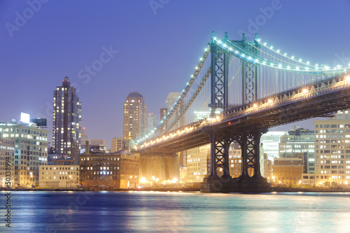 oswietlony-jasnymi-swiatlami-manhattan-bridge