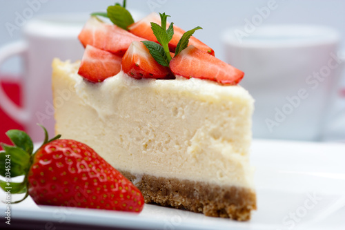 Fotografering  new york cheesecake with strawberries
