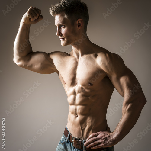 Fototapeta na wymiar Posing body builder