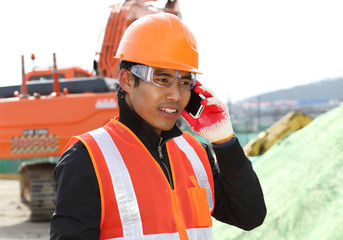 Canvas Print - road construction worker communication with mobile phone