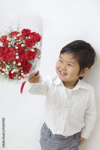 花束を渡す子供 Adobe Stock でこのストック画像を購入して 類似の画像をさらに検索 Adobe Stock