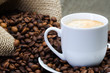 kaffeetasse mit bohnen und kaffeesack
