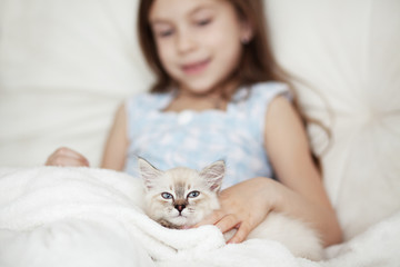 Wall Mural - Child and kitten