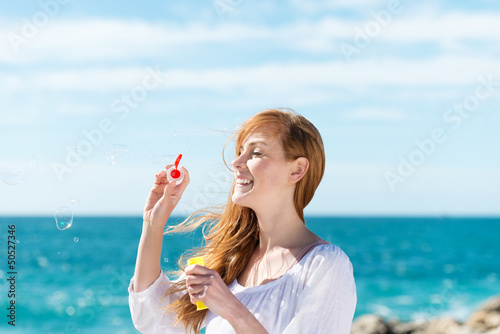 frau macht seifenblasen am meer Canvas Print