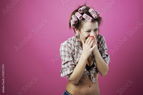 Photographie Souriante jeune fille gaie avec des boucles dans les cheveux