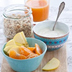 Canvas Print - Healthy breakfast with muesli, yogurt and fruits