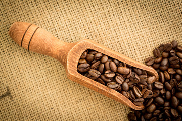 Poster - Wooden shovel full of coffee beans