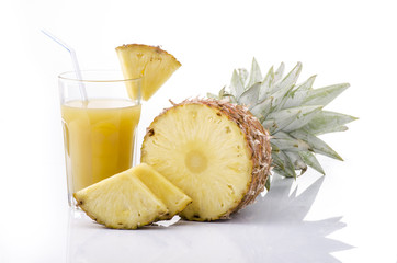 Wall Mural - spicchi di ananas e succo in bicchiere