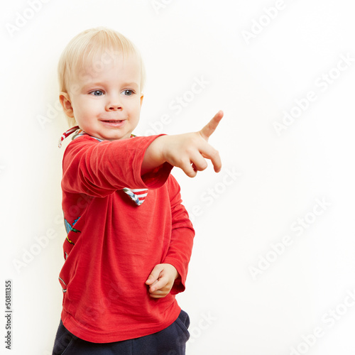 Kleines Kind Zeigt Mit Seinem Finger Stock Photo Adobe Stock